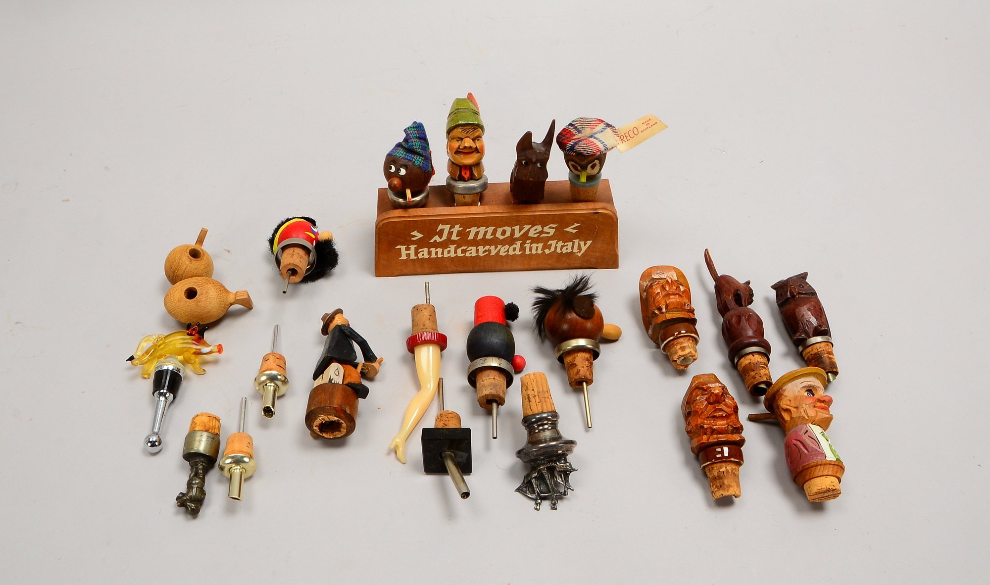 Kl. Sammlung Weinflaschenkorken, unterschiedliche figürl. Ausführungen, 20 Stück