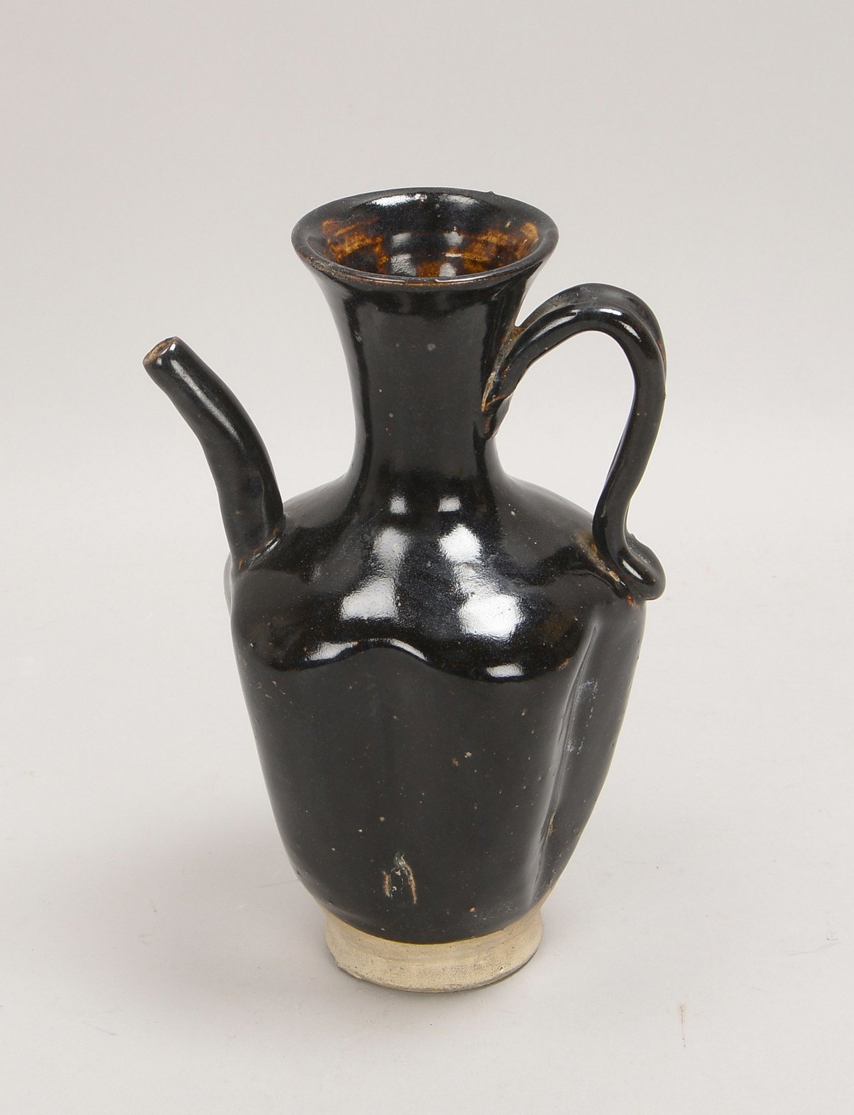 Kanne (China, Song-/Jin-Dynastie), Steinzeug, schwarz glasiert; Höhe 22 cm