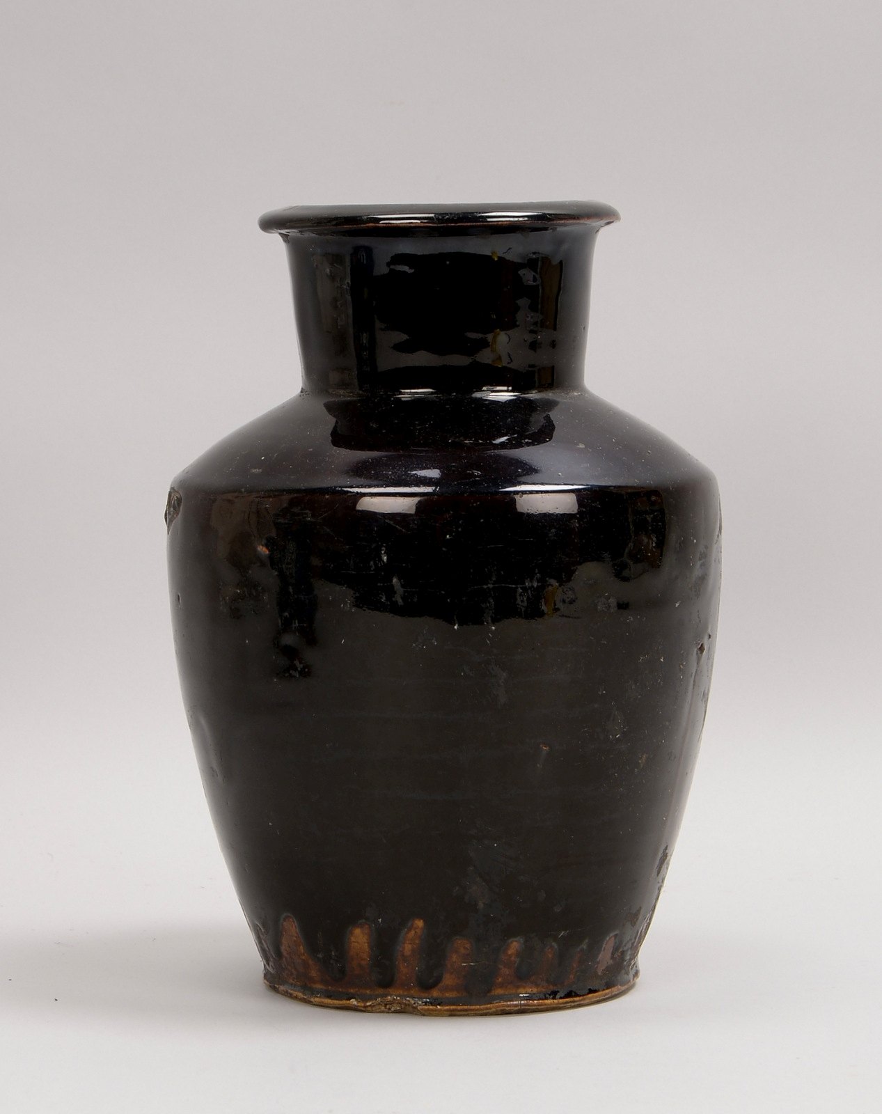 Vase (China, 16. Jh. - Ming-Dynastie), Keramik, mit schwarzer Glasur; Höhe 28 cm