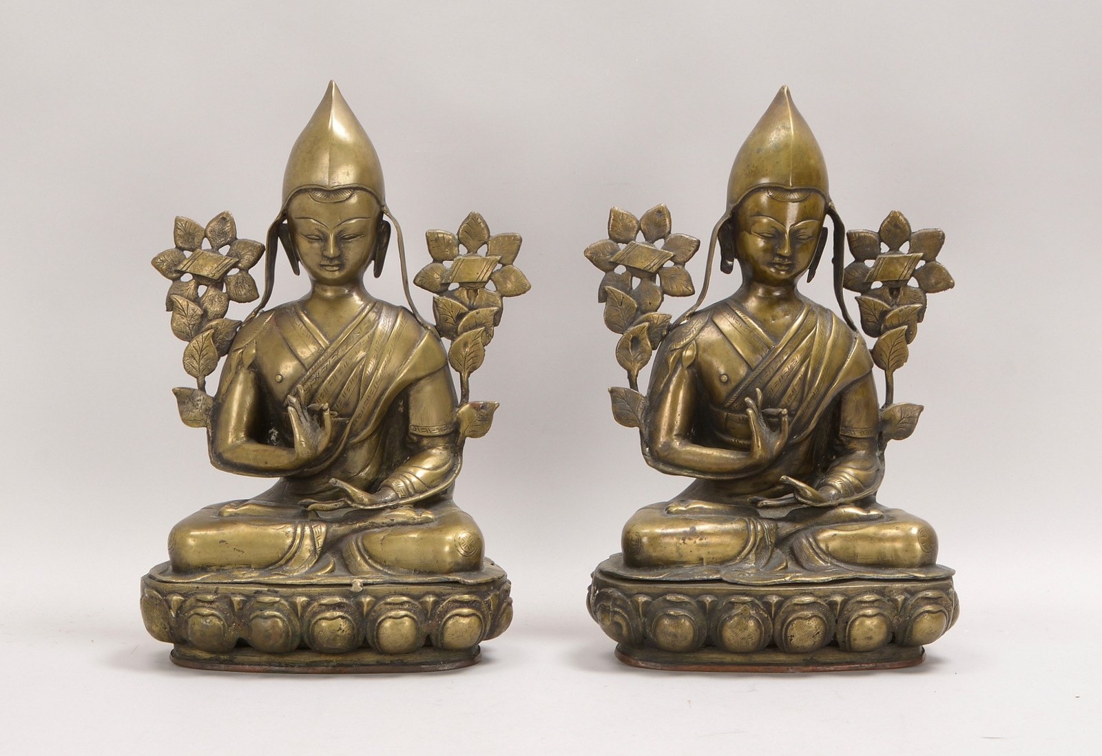 2 Buddha-Skulpturen, Bronze, in meditierender Haltung auf Lotussockel, Hohlguss