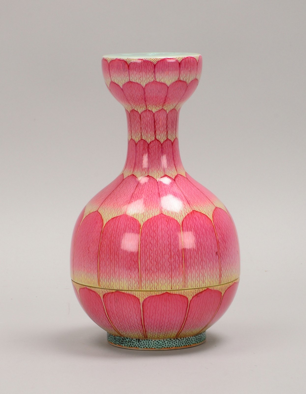 Lotusvase ('Sechs-Zeichen-Marke'), 2-tlg., mit polychr. Bemalung; Höhe 21,5 cm