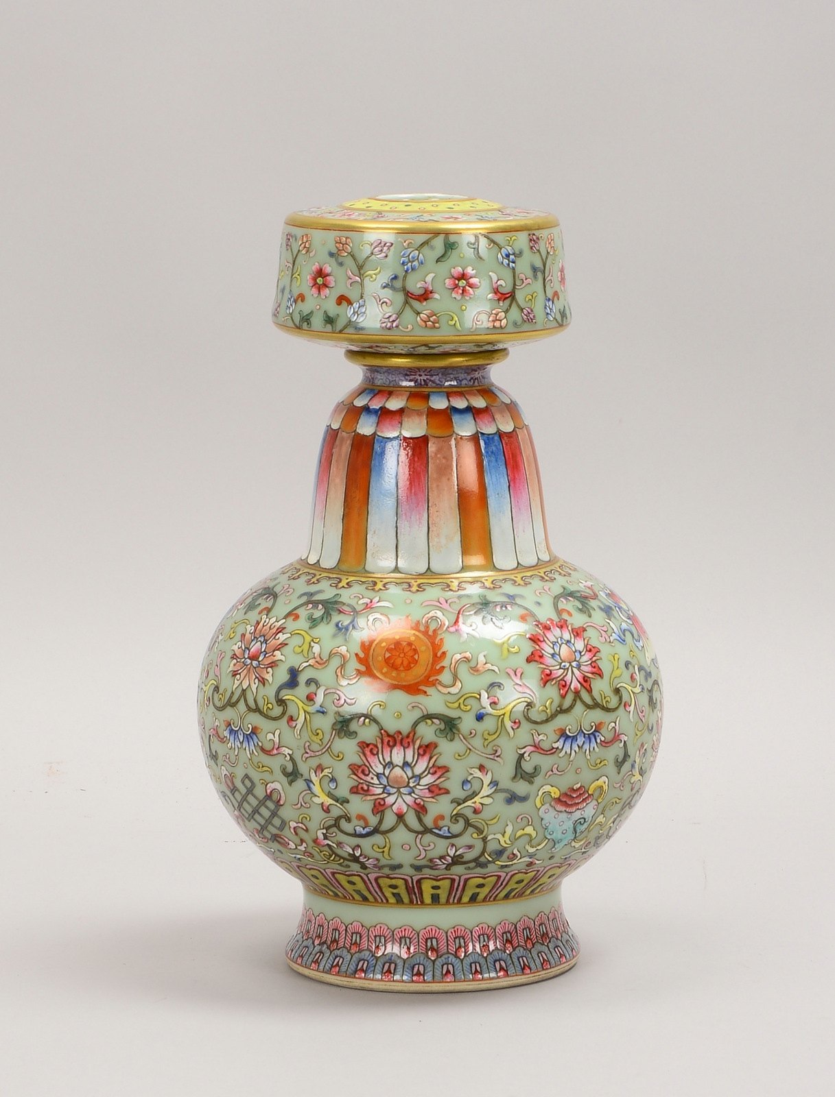 Porzellanvase ('Sechs-Zeichen-Marke'), 2-tlg., polychr. Blumendekor; Höhe 25 cm