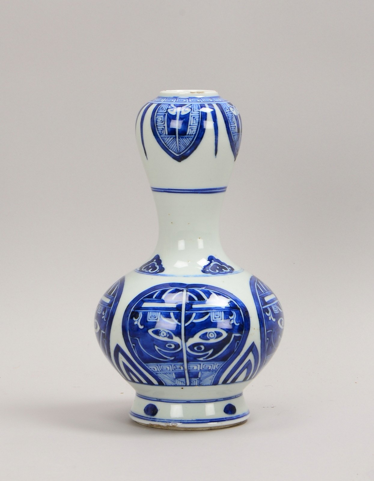 Porz.-Vase/sog. 'Knoblauchvase', Unterglasurdekor in Blau, ungemarkt; Höhe 23 cm