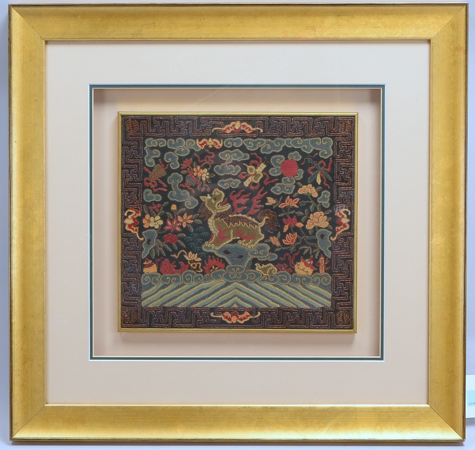 Stickerei auf Seide, schwarzgrundig, polychr. Tier-/Naturmotiven, hinter Glas