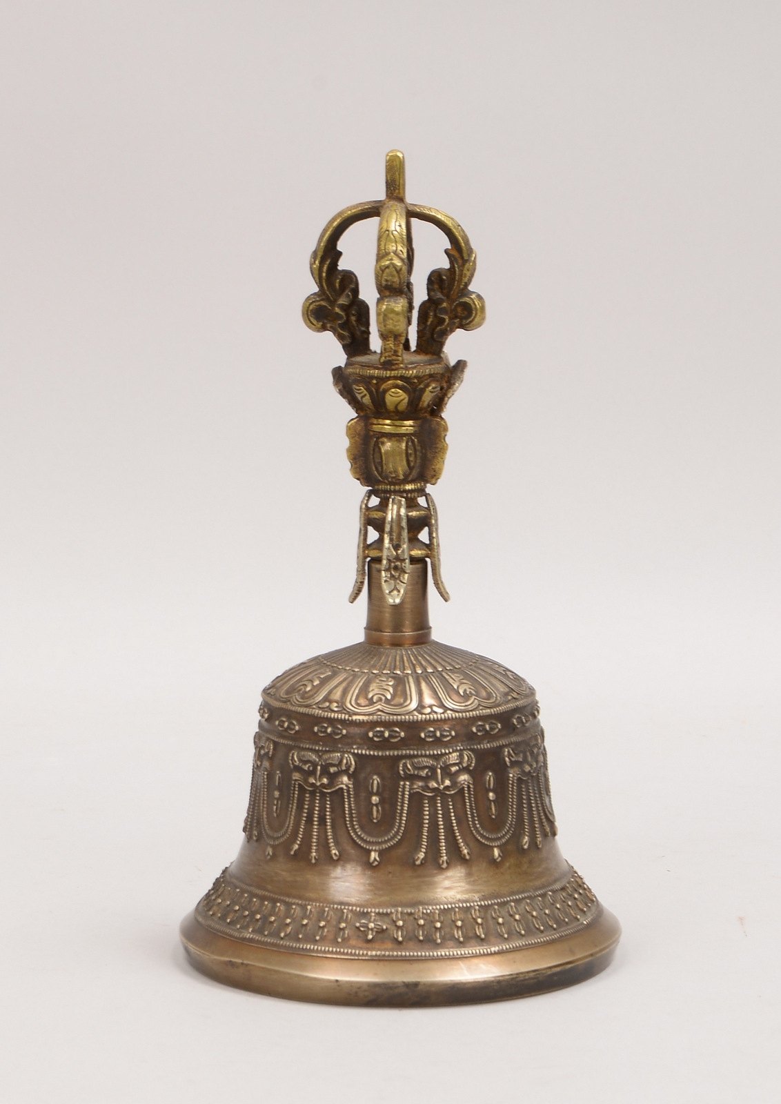 Buddhist. Tempelglocke, umlaufend mit ornament. Reliefdekor, mit Vajra-Griff; Ø 12 cm