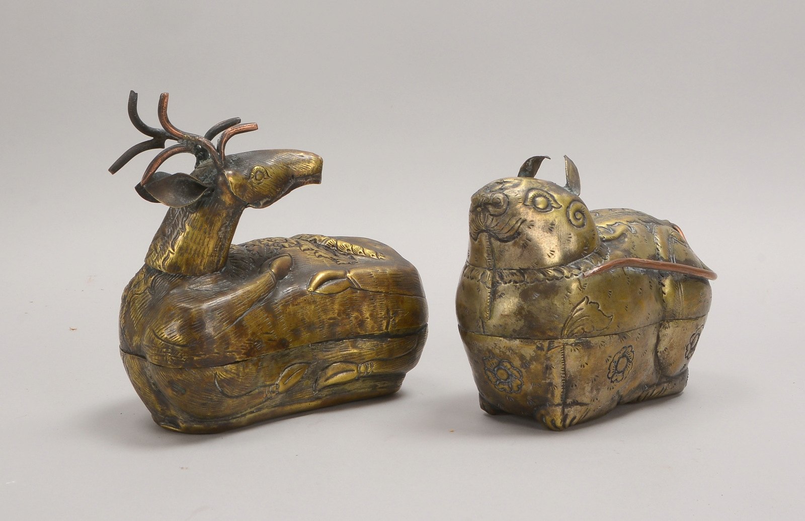 2 figürl. Deckelgefäße, handgetr. Messingblech, 'Hirsch'/'Meerschweinchen'