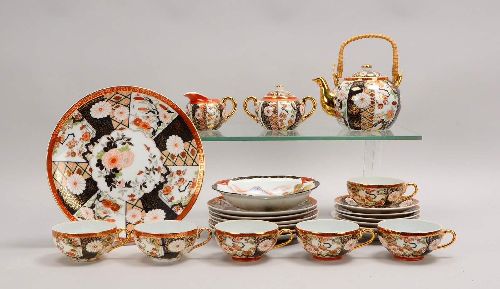 Teeservice, polychrom/goldstaffiert, für 6 Pers., gemarkt, mit Kuchenplatte/Anbietschale
