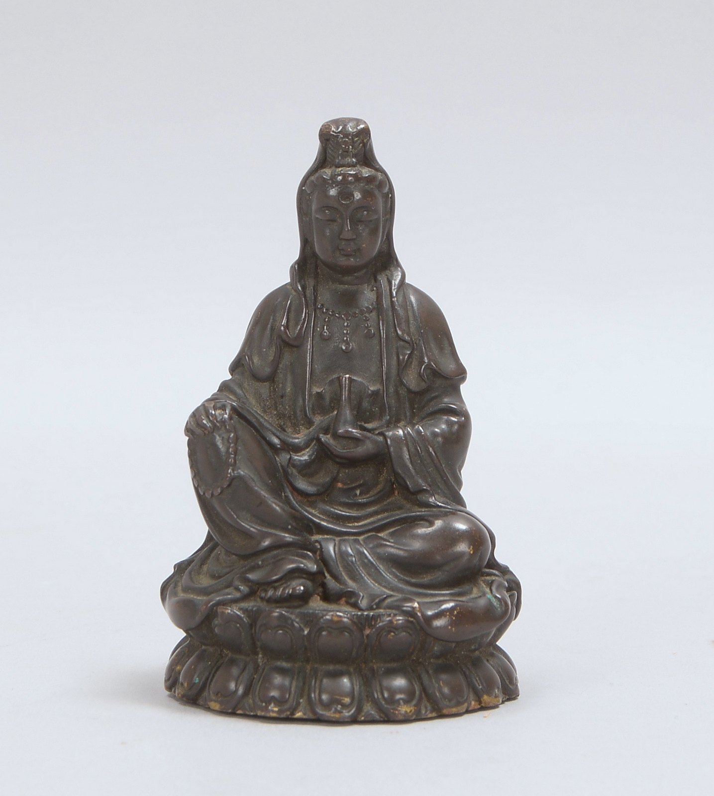 Bronzeskulptur, 'Sitzender Buddha' - mit Attributen in den Händen dargestellt; Höhe 9,5 cm
