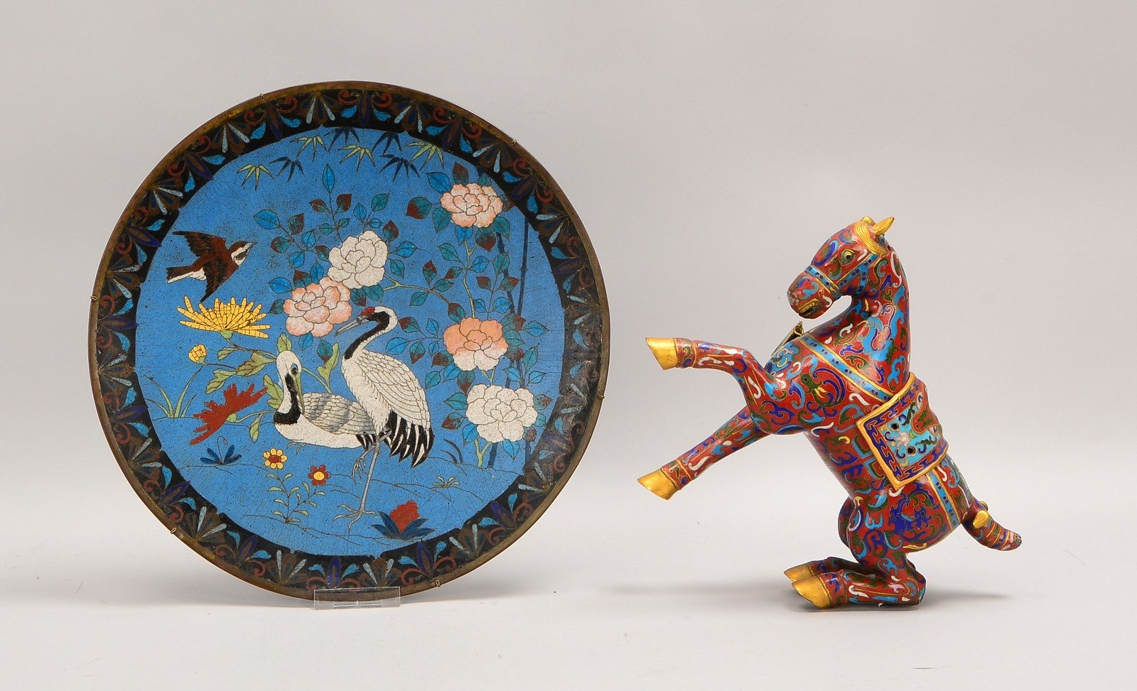 2 Cloisonnéarbeiten: Figur, 'Springendes Pferd', Höhe 25 cm; und einzelner Teller, Ø 37 cm