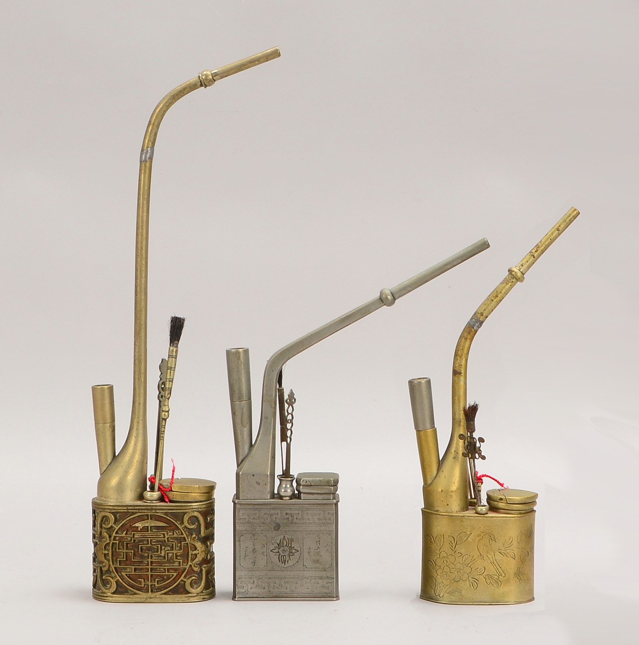 3 Opium-/Wasserpfeifen, Metall mit relief./zisel. Dekor, im Deckel sign.; mit Waage