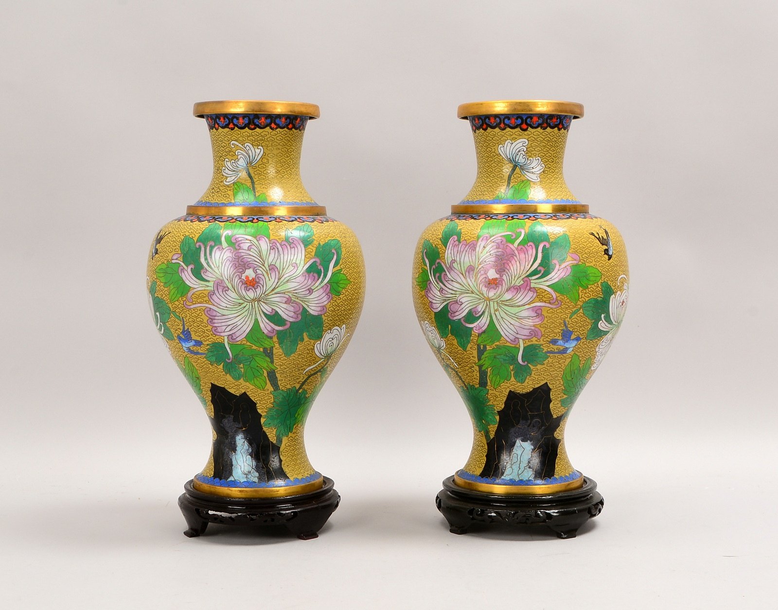 2 Tischvasen, Cloisonné, Wandung mit Blumendekor, auf Holzsockel; Höhe 38 cm