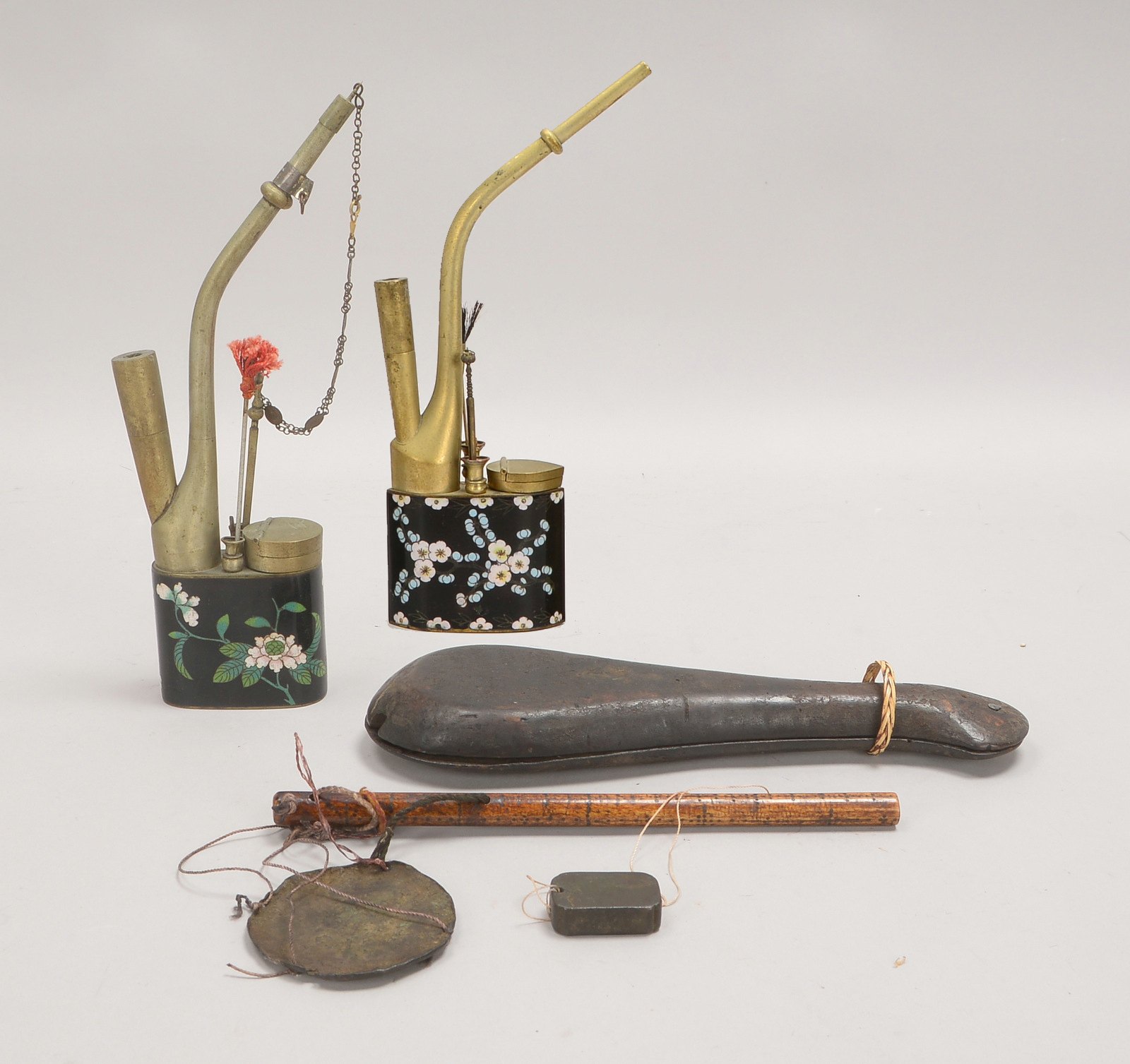 2 Opium-/Wasserpfeifen-, feine Cloisonnéarbeiten, im Deckel sign., mit Pinsel/Zange