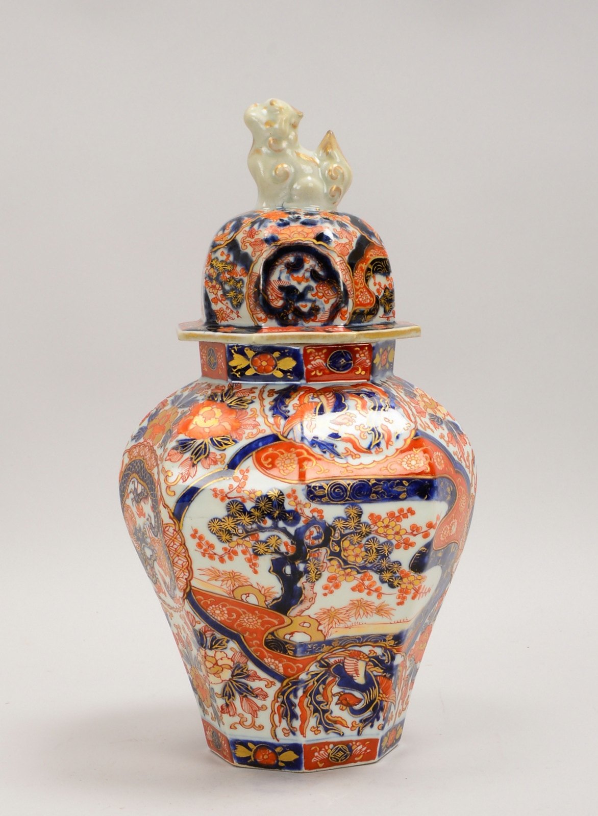 Deckelvase, typ. Imari-Dekor in Blau-Rot, im Boden gemarkt; Höhe 34 cm