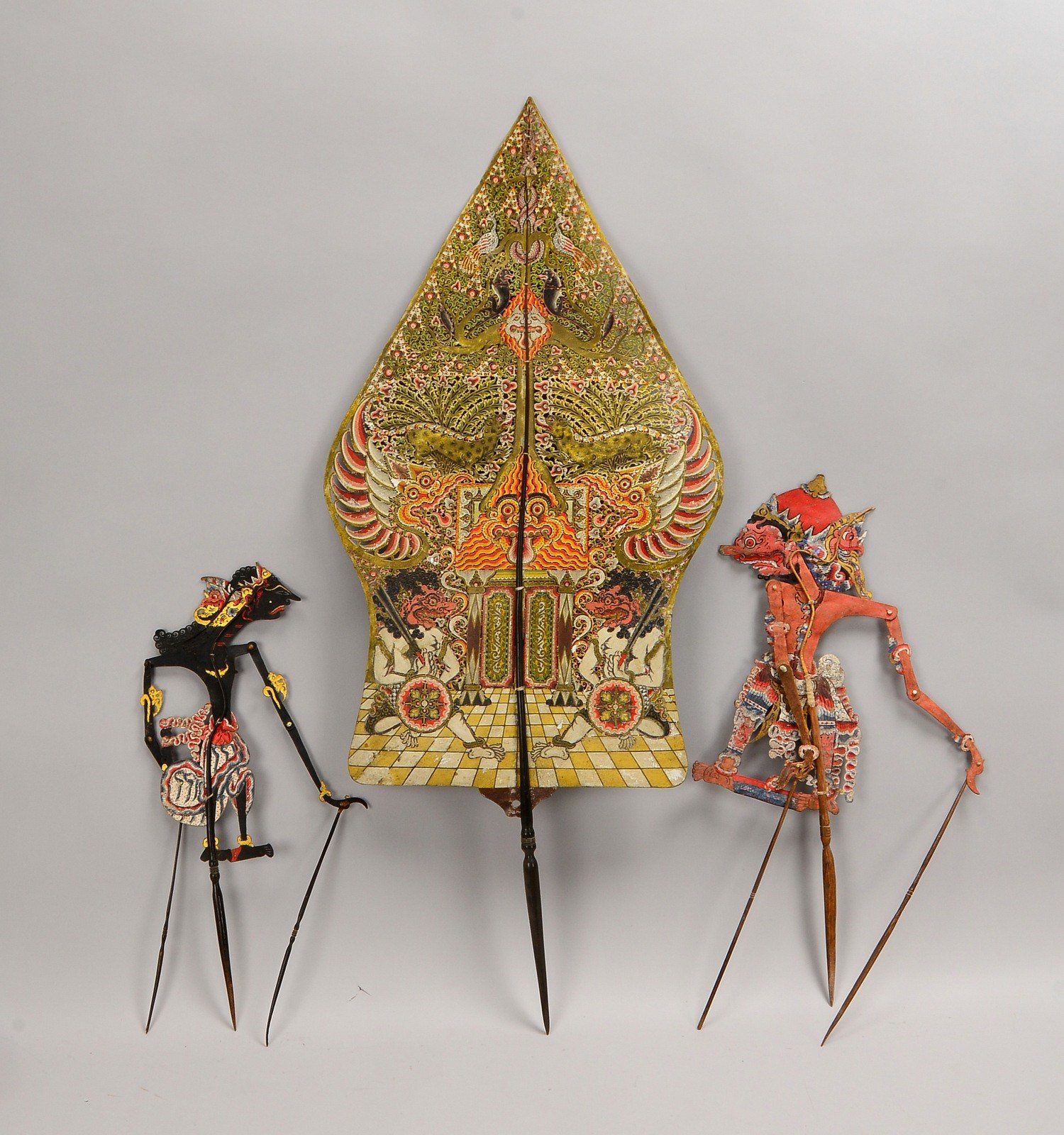 3 Schattenspiel-Figuren, Pergament: 2x 'Wayang', 1x 'Gunungan'; Länge 50 - 98 cm