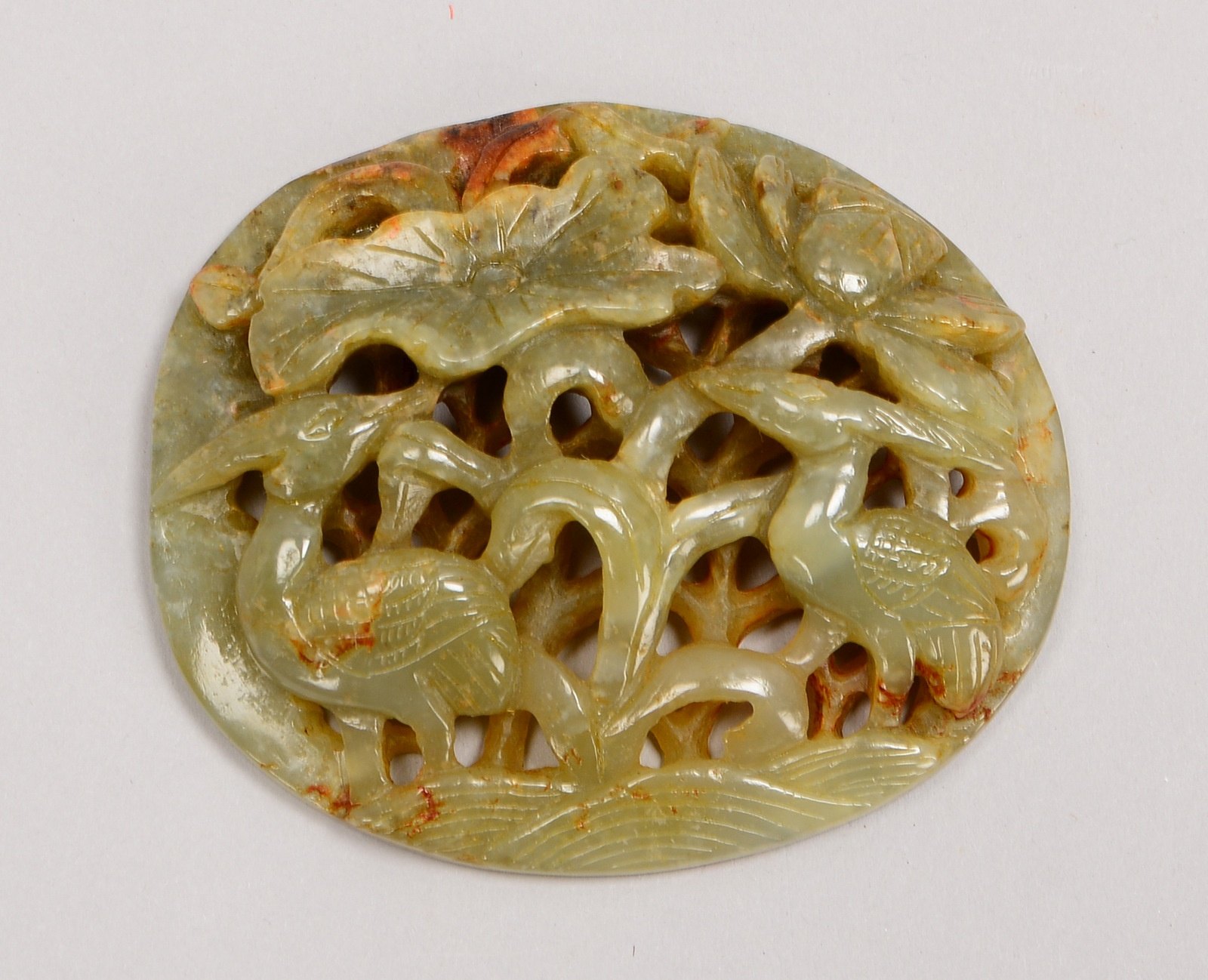 Jade-Schnitzerei, floral und figürlich durchbrochen; Höhe 6,5 cm, Breite 8 cm
