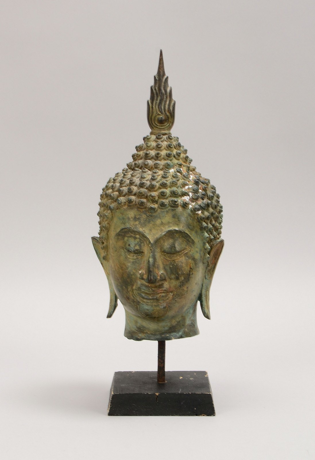 Bronzeskulptur, 'Buddha-Kopf', grüne Patina, schwebend auf Holzsockel montiert