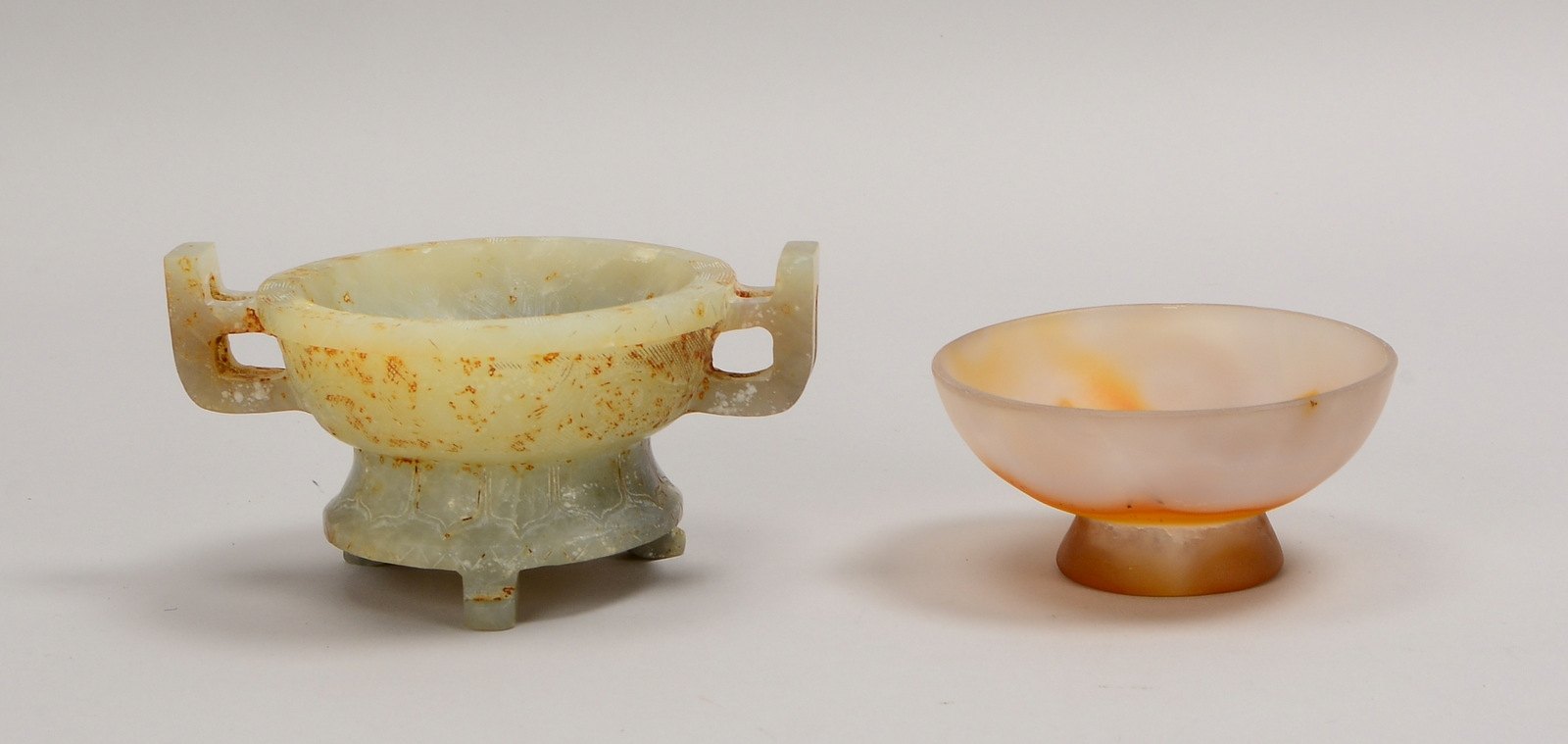 2 Sammler-Gefäße: 1x Achat, Höhe 5 cm, Ø 10 cm; und 1x Jade, Höhe 8 cm, Ø 15 cm