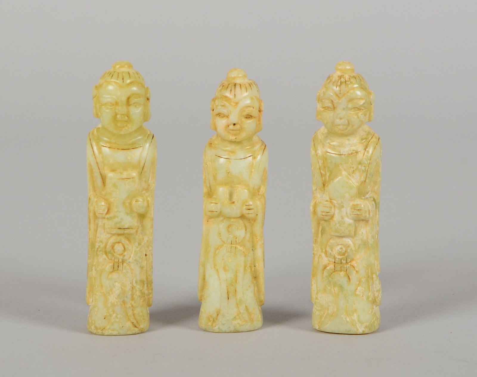 3 Jadefiguren, jew. mit Schrift-Attributen in den Händen dargestellt; Höhe 9,5 cm