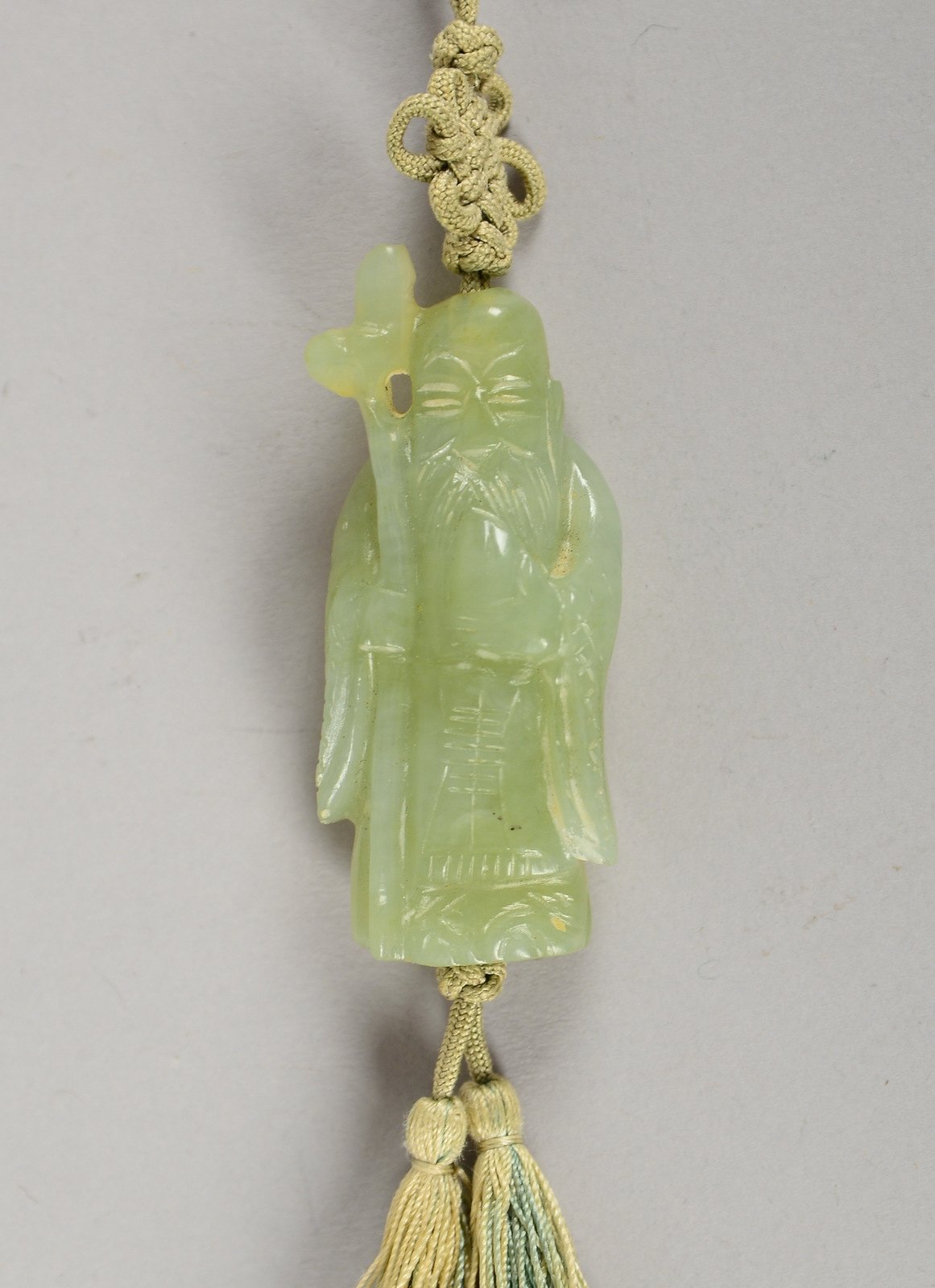 Jade-Schnitzerei/Amulett (China), 'Konfizius'-Darstellung, an Band; Länge 5 cm