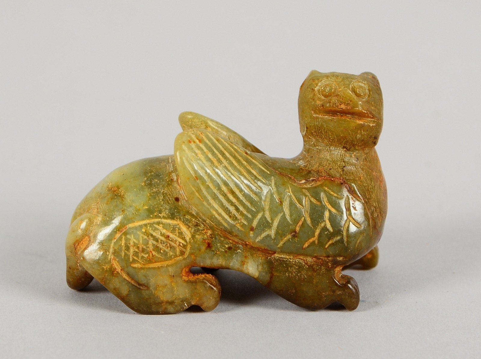 Jade-Schnitzerei/Amulett (China), 'Fabelwesen'; Länge 7 cm