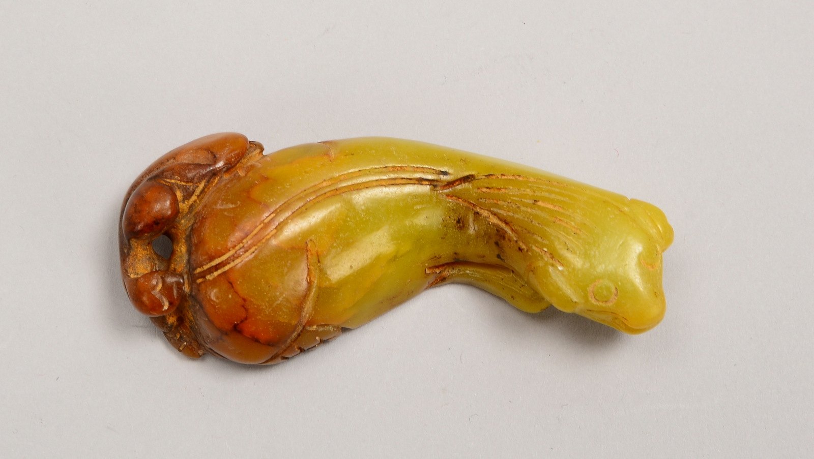 Jade-Schnitzerei/Amulett (China), 'Otter'; Länge 9 cm