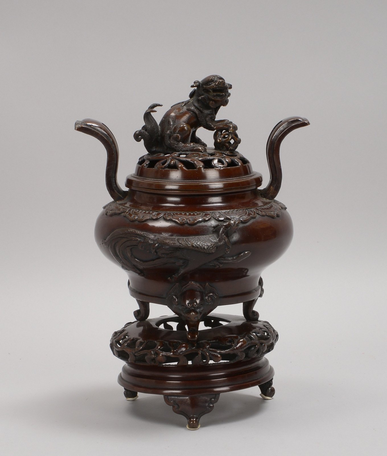 Räuchergefäß, Bronze, teils durchbr./teils reliefiert, 2x Handhaben, Deckel mit plast. 'Fu-Hund'