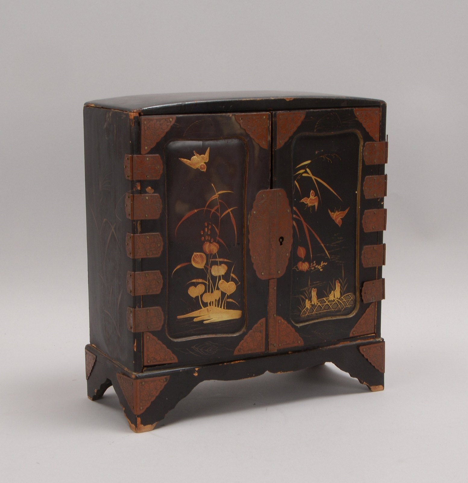 Kl. Schmuckschrank, Holz, Schwarzlack, innen 7x kl. Schübe; Maße 26 x 24 x 11 cm
