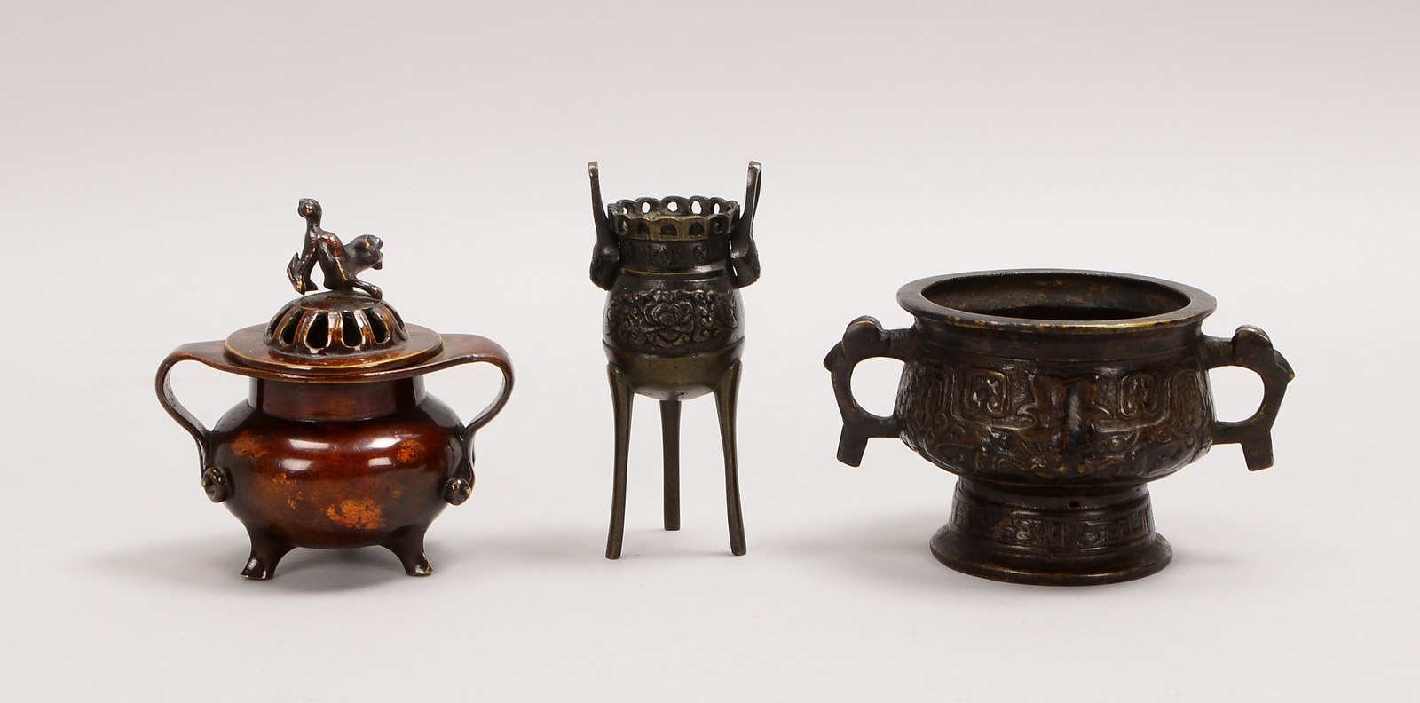 3 Räuchergefäße/Dreifuß-Gefäße, Bronze, versch. Ausführungen; Höhe 10 cm - 13 cm