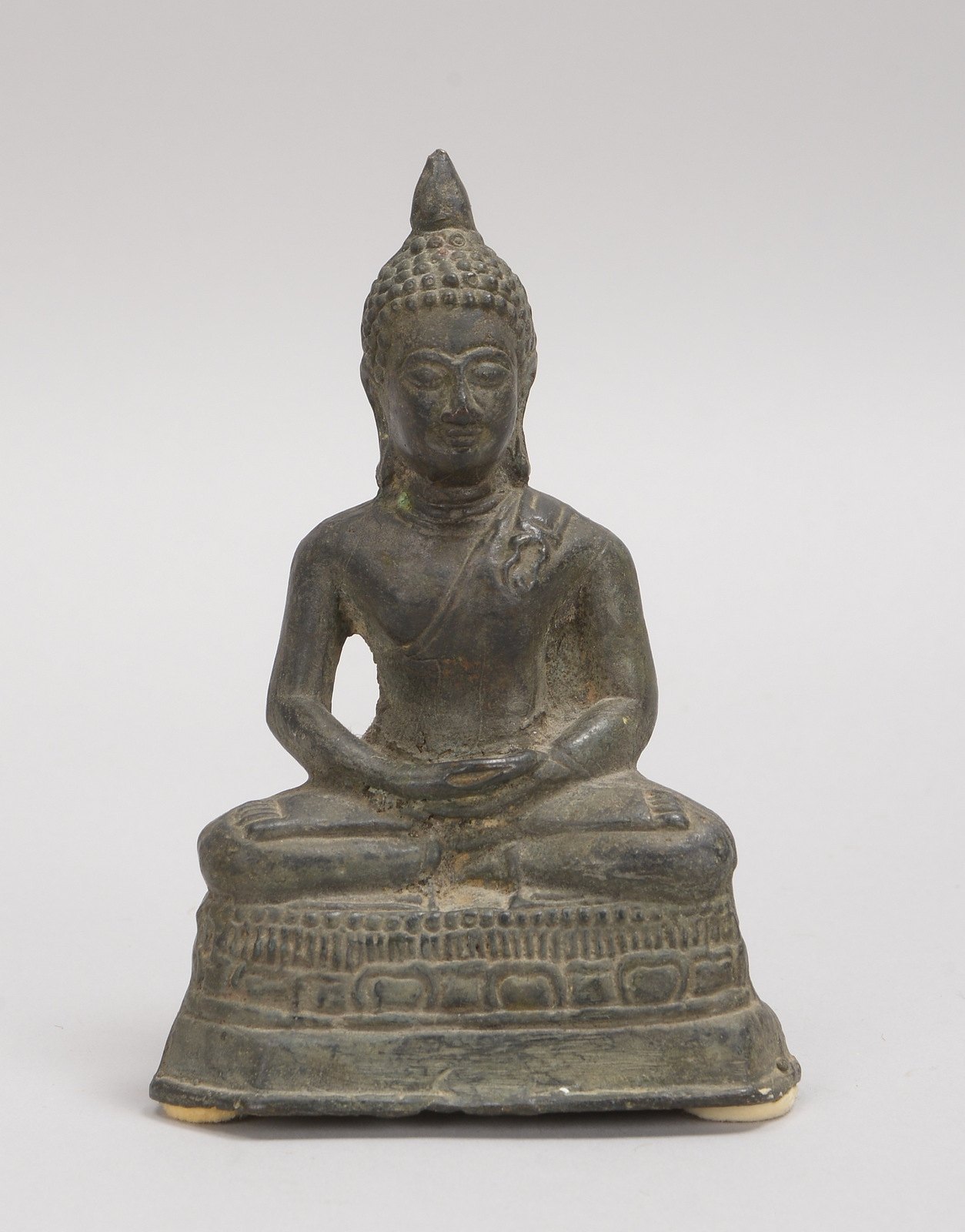 Bronzeskulptur, 'Sitzender Buddha', Figur auf Lotussockel - Hohlguss/gefüllt; Höhe 13 cm