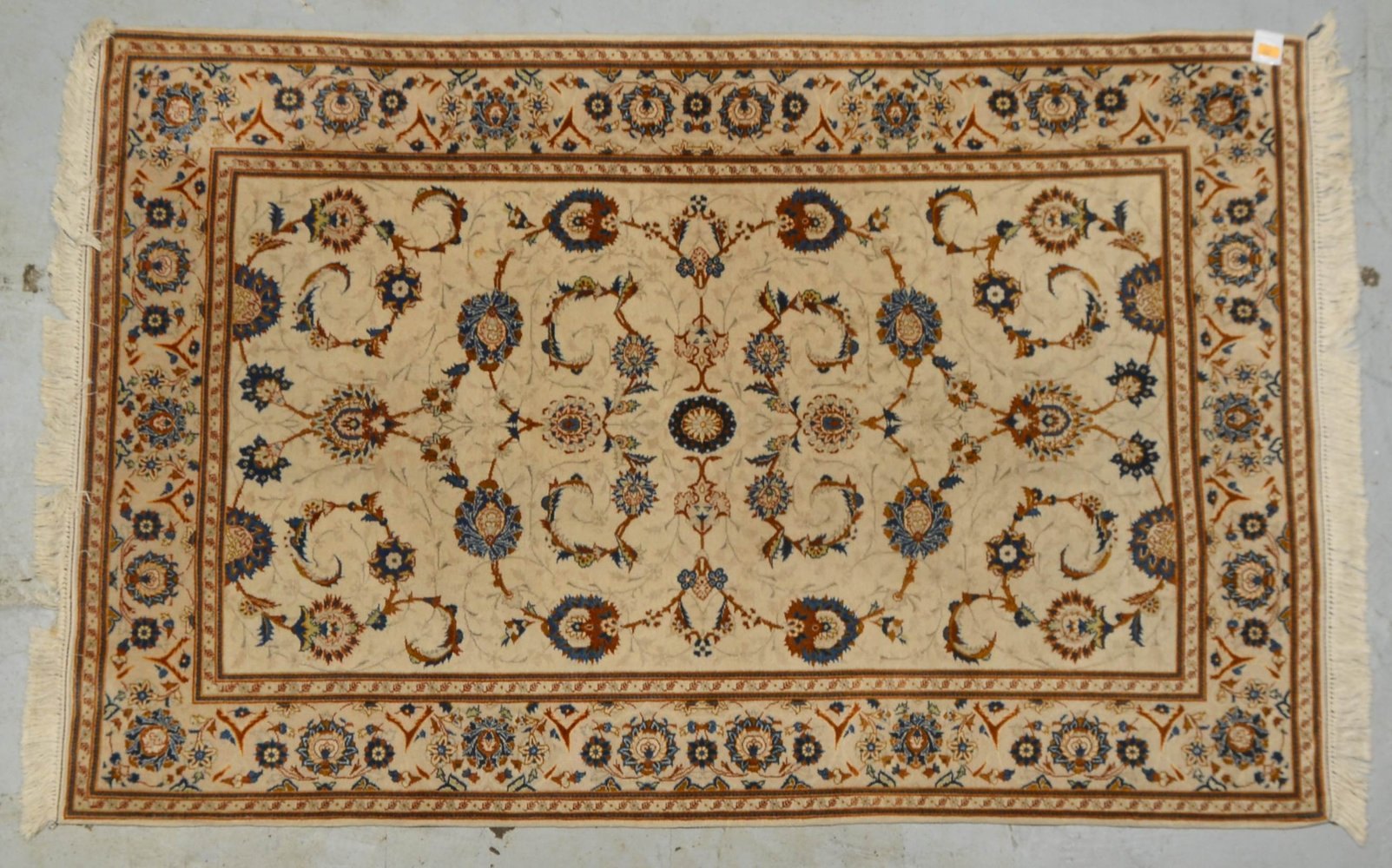 Orientteppich (Iran), mittelfeine Kn., hellgrundig, komplett, guter Zust.; Maße 213 x 137 cm