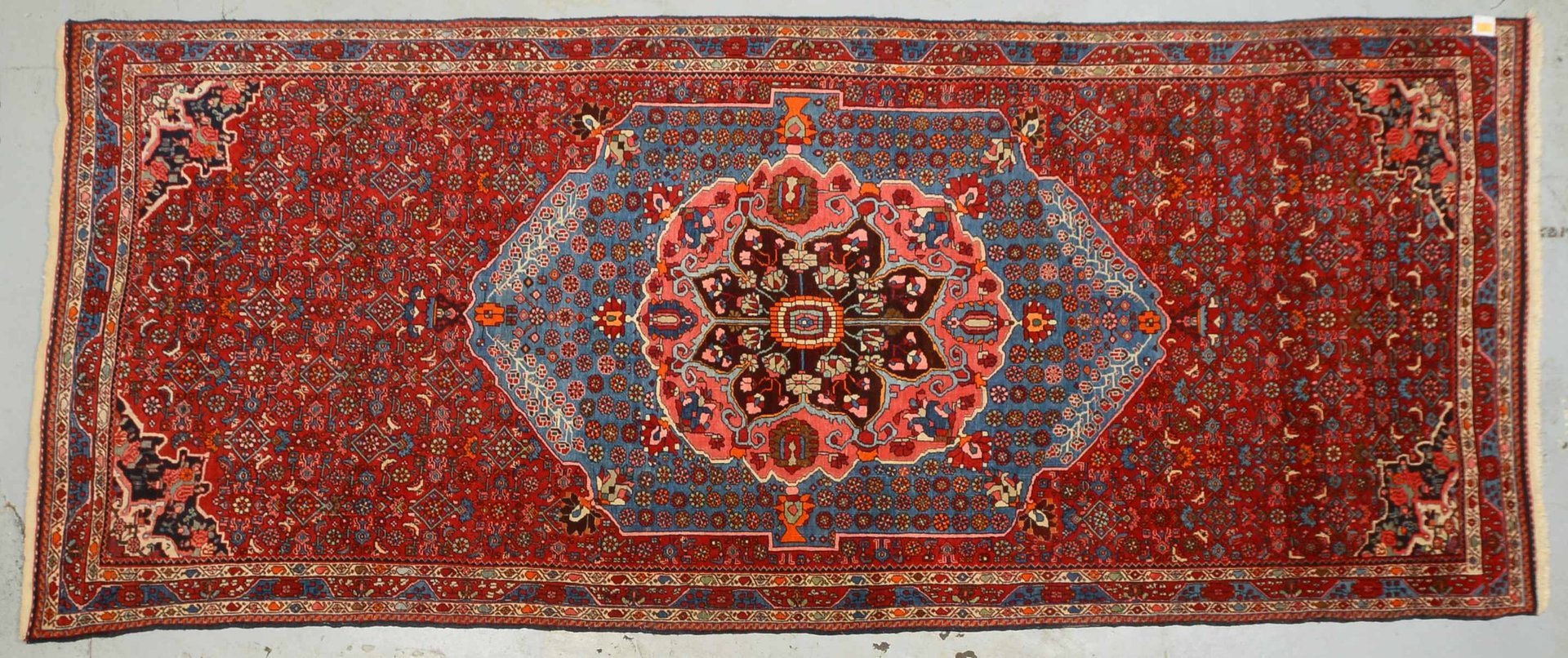Breite Orientgalerie, feste mittelfeine bis feine Kn., hochflorig - guter Zust.; 336 x 138 cm