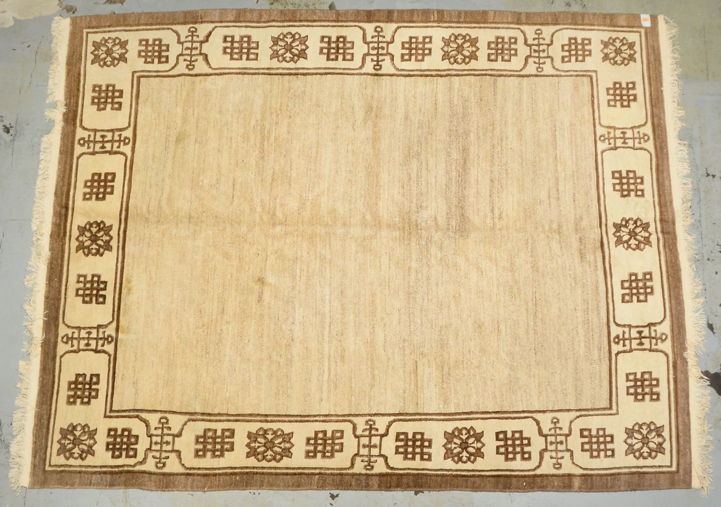 Tibet-Orientteppich, Fond in Beige-/Brauntönen, hochflorig - guter Zust.; Maße 330 x 22