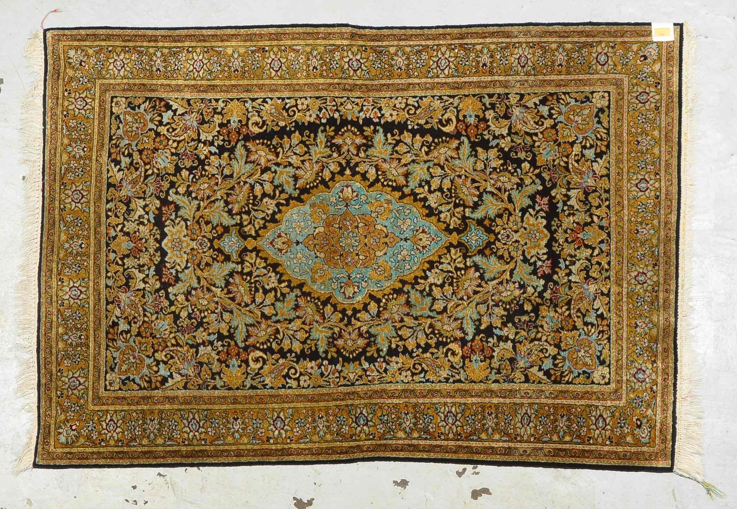 Ghom, Seide auf Seide, feine Knüpfung, Flor in gutem Zustand; Maße 152 x 104 cm