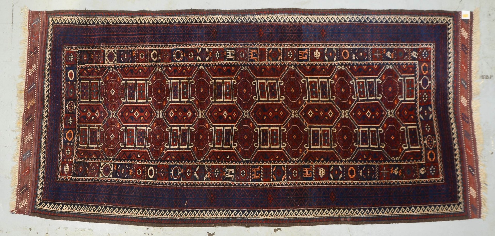 Orientteppich, mittelfeine Kn., mit breiter Kelimkante, Flor in gutem Zust.; Maße 285 x 138 cm