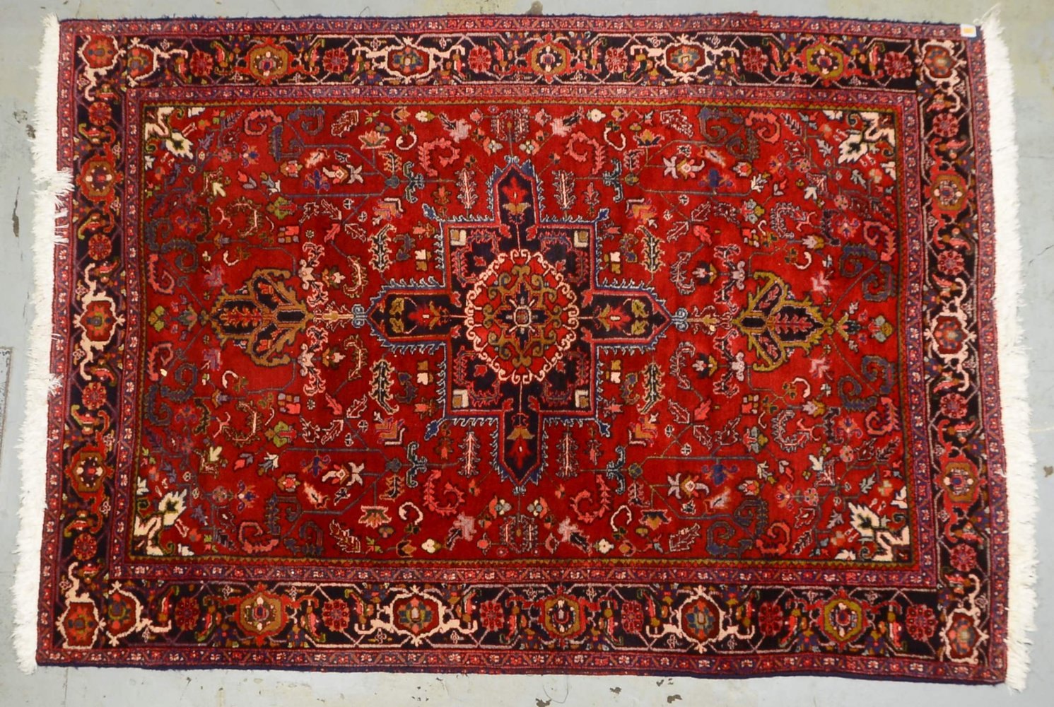Heriz, feste Knüpfung, hochflorig, Flor in gutem Zustand; Maße 325 x 224 cm
