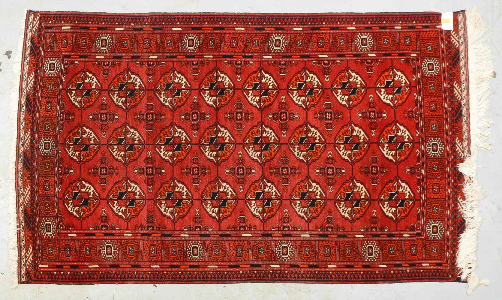 Orientteppich, mittelfeine Kn., mit 24x Güls gemustert, Flor in gutem Zust.; Maße 207 x 124 cm