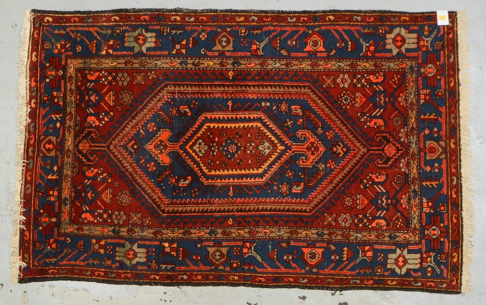 Orientteppich, Maße 202 x 129 cm (stellenweise kl. Gebrauchssp.)