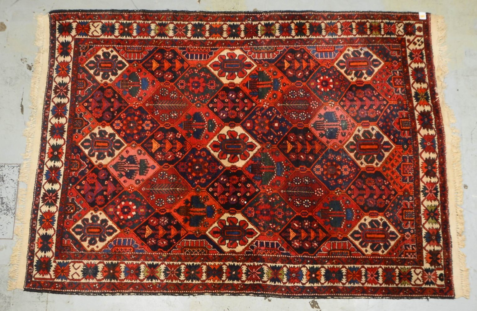 Orientteppich, mit Rautenmuster; Maße 305 x 218 cm (stellenweise Gebrauchssp.)