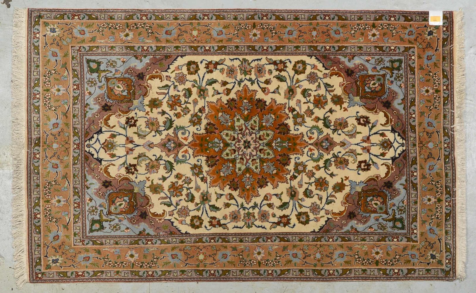 Täbriz, mittelfeine Knüpfung, gleichmäßiger Flor - guter Zust.; Maße 162 x 102 cm