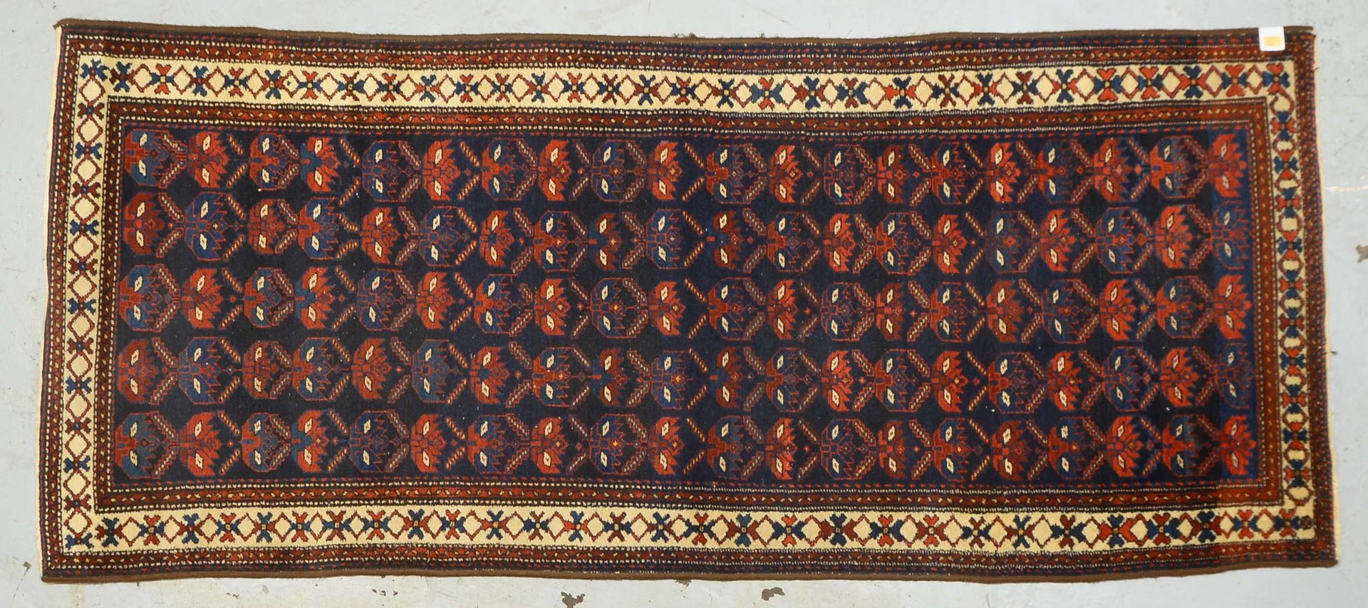 Orientgalerie, mittelfeine Knüpfung, Flor in insgesamt gutem Zustand; Maße 270 x 114 cm