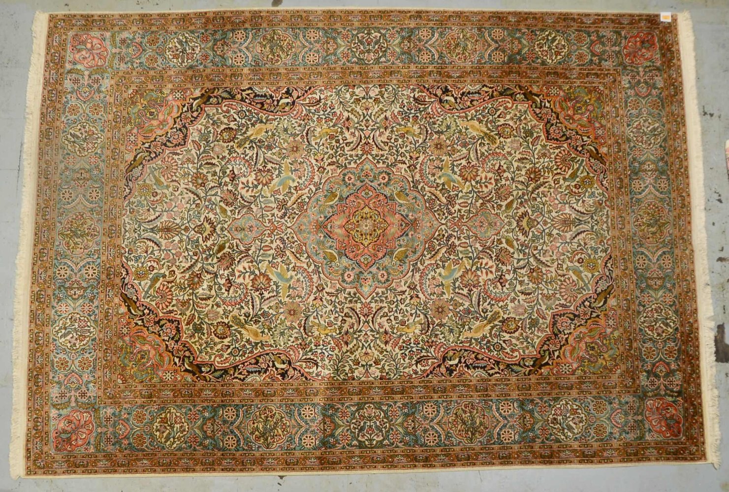 Seidenteppich (Kaschmir/Indien), feine Kn.; Maße 306 x 217 cm (Flor mit Gebrauchssp.)