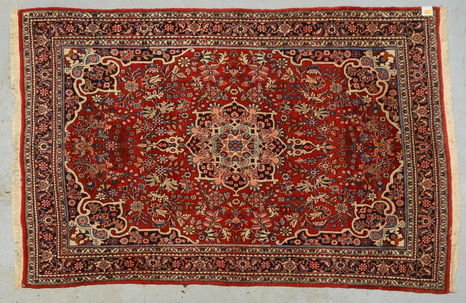 Sarough, feste mittelfeine Knüpfung, dichter Flor - guter Zust.; Maße 208 x 136 cm