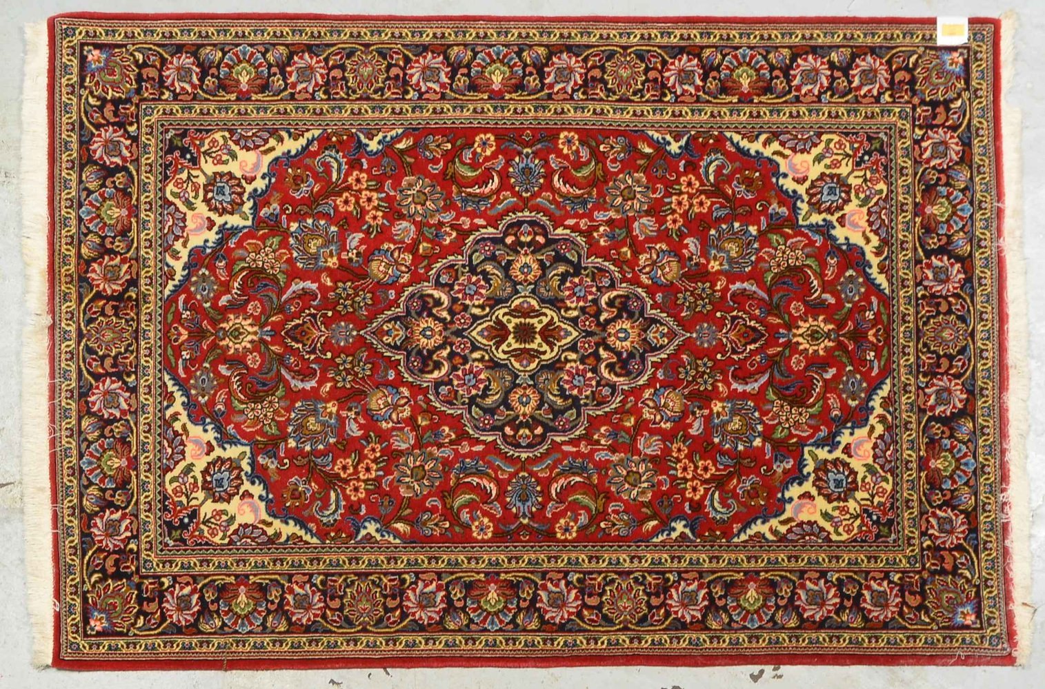 Orientteppich, mittelfeine Knüpfung, Flor in gutem Zust.; Maße 160 x 110 cm