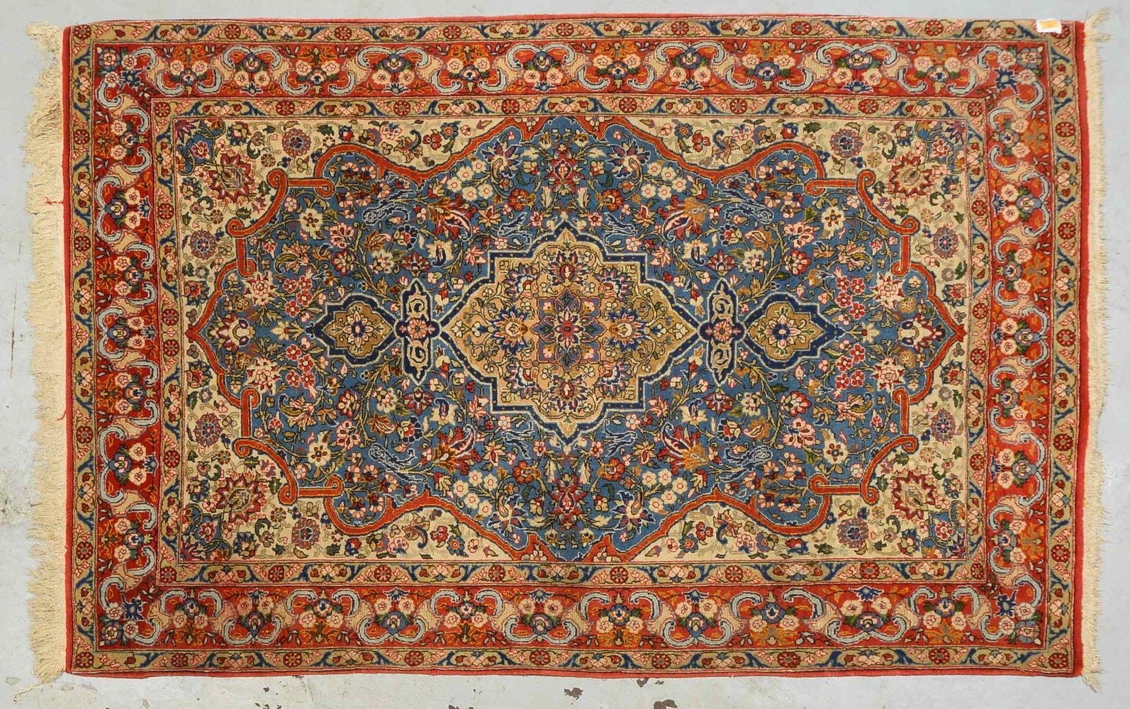 Ghom, mittelfeine Kn., gleichm. Flor - in insges. gutem Zust.; Maße 215 x 138 cm