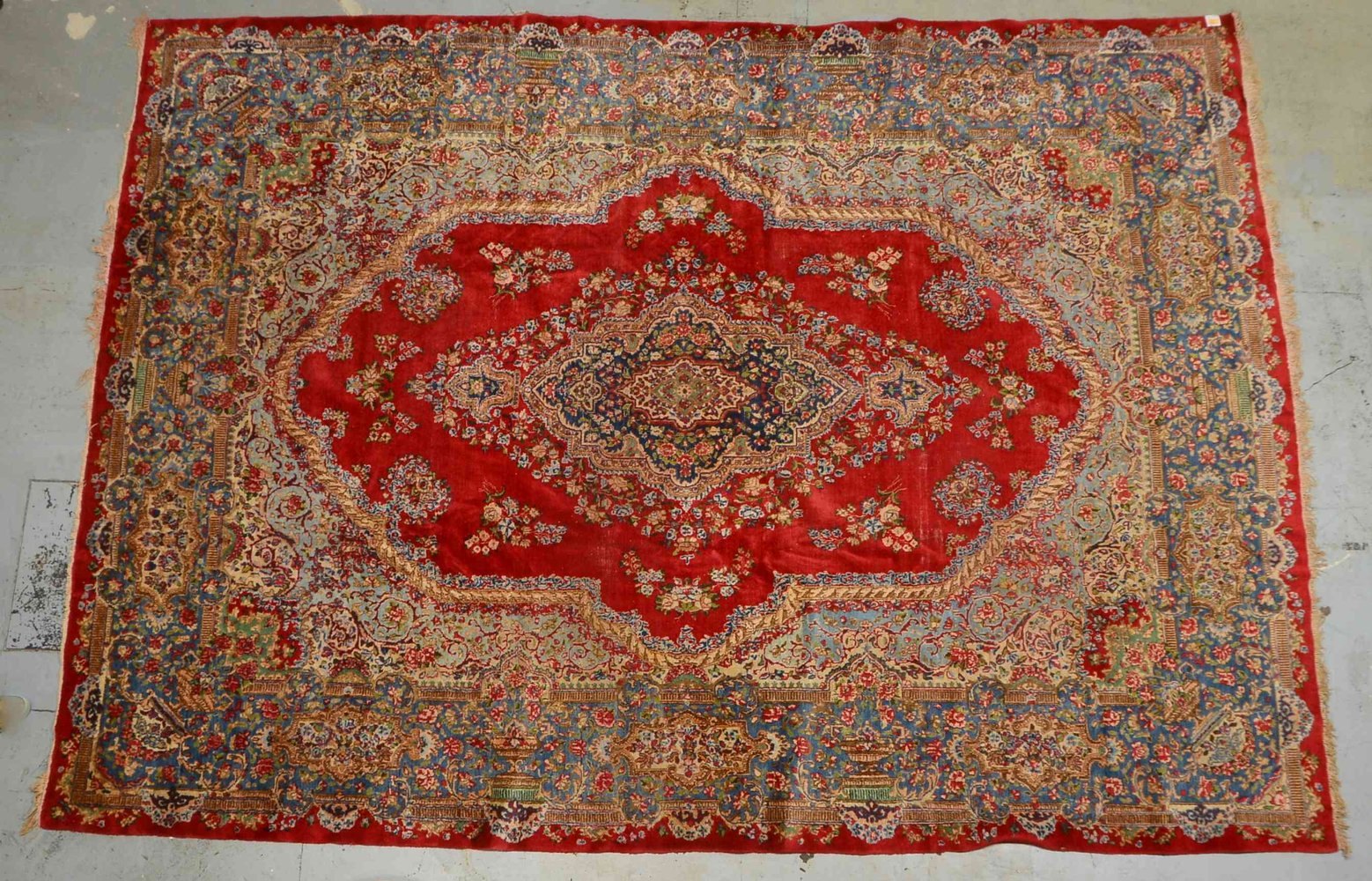Kirman, mittelfeine bis feine Kn.; Maße 395 x 283 cm (Flor mit leichten Gebrauchssp.)