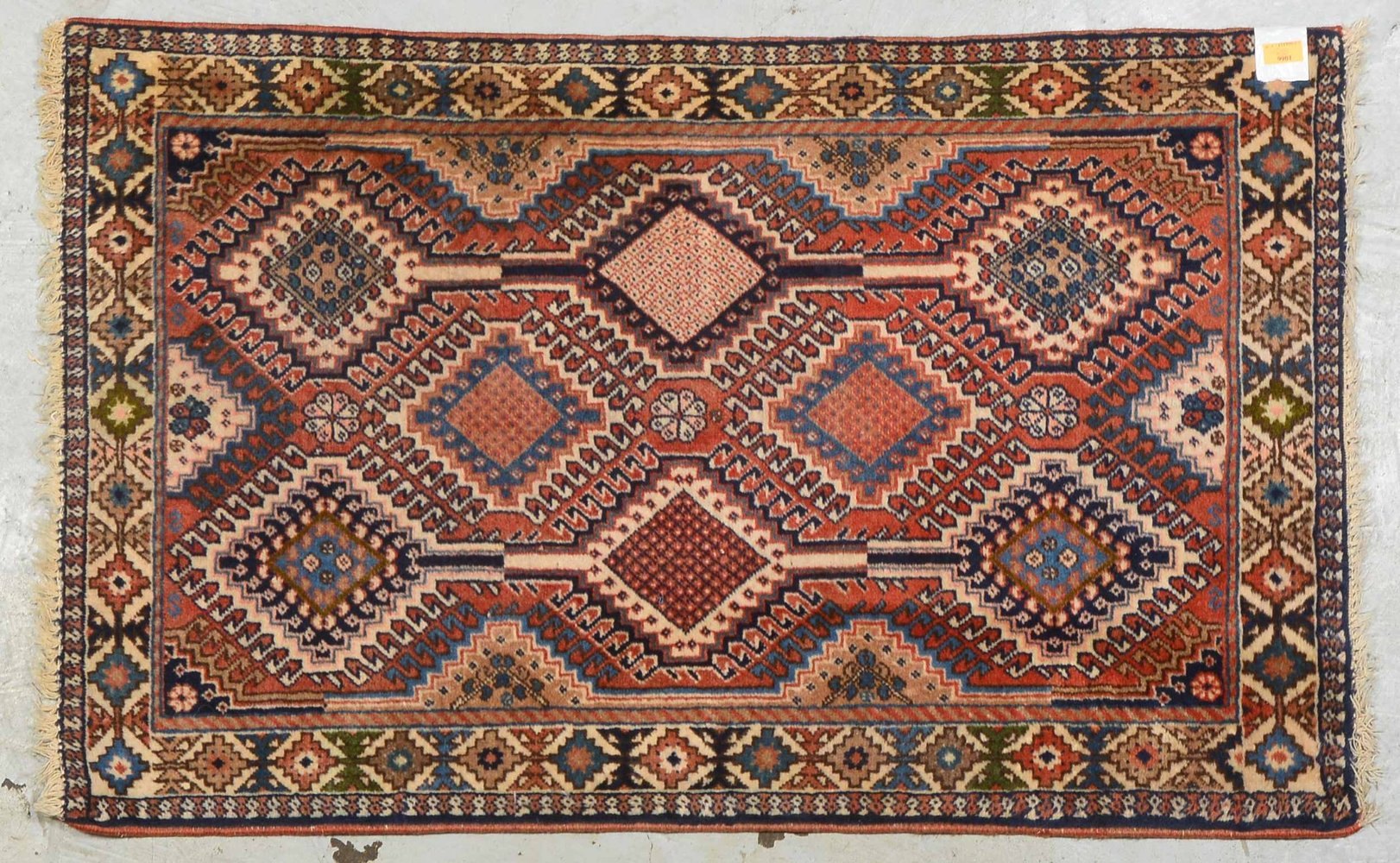 Orientteppich, mittelfeine bis feine Knüpfung, Flor in gutem Zust.; Maße 126 x 79 cm