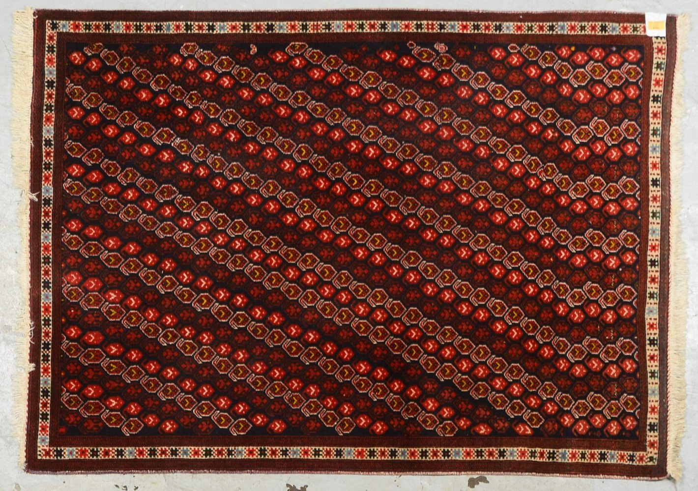 Orientteppich, mittelfeine Kn., mit Botehs durchgem., Flor in gutem Zust.; Maße 148 x 108 cm