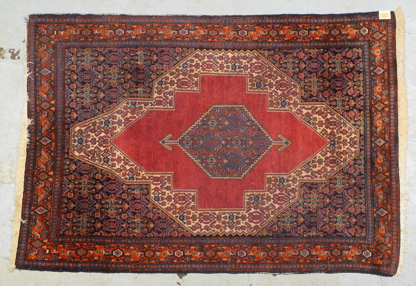 Malayer, mittelfeine bis feine Kn., gleichmäßiger Flor - guter Zust.; Maße 163 x 115 cm