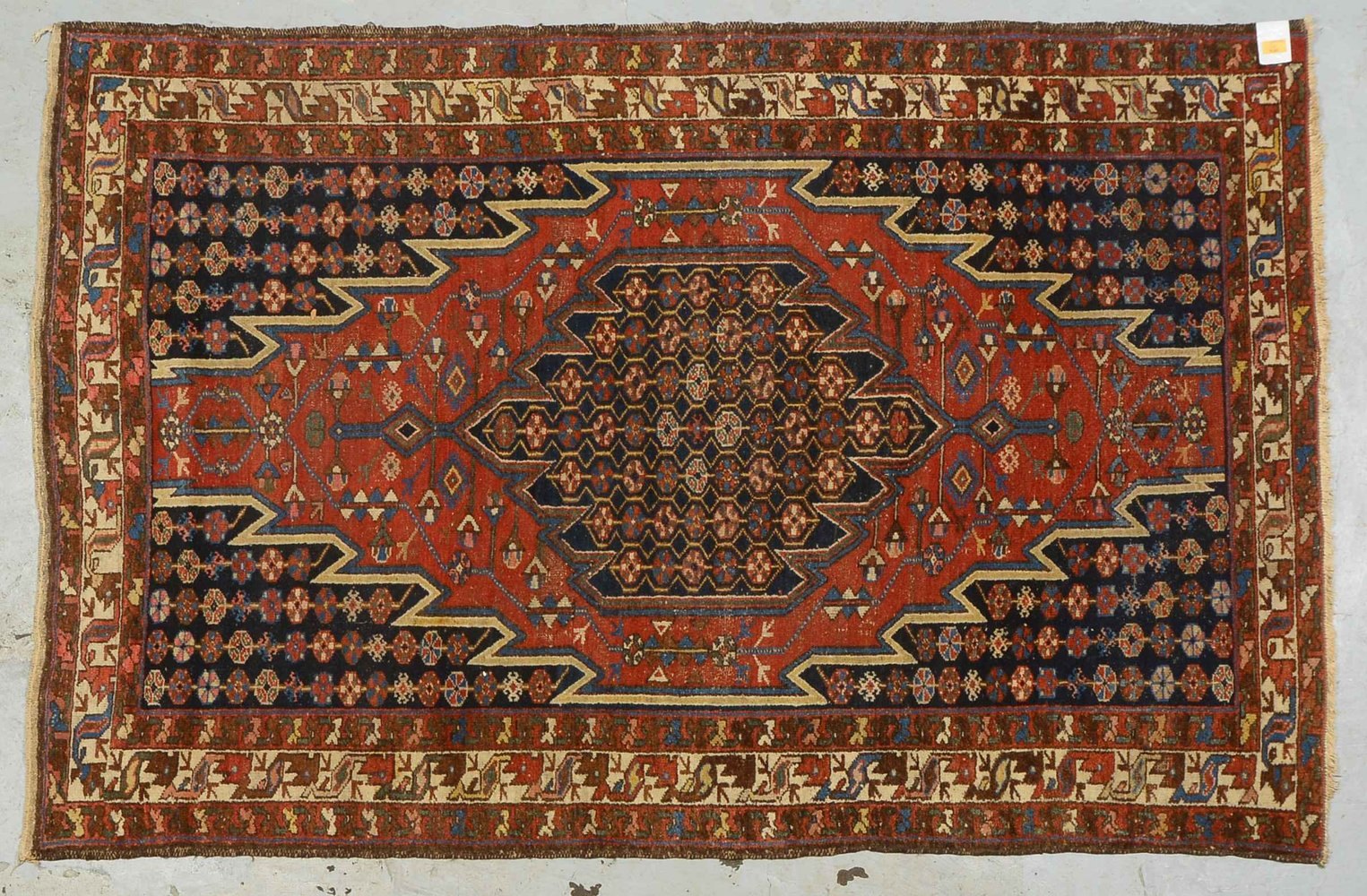 Maslaghan, mittelfeine Knüpfung; Maße 200 x 132 cm (mit Gebrauchsspuren)