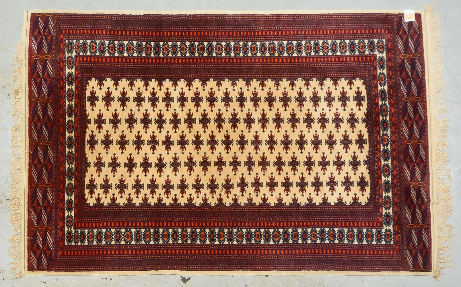 Bukhara-Orientteppich, feine Knüpfung, Flor in gutem Zustand; Maße 205 x 133 cm